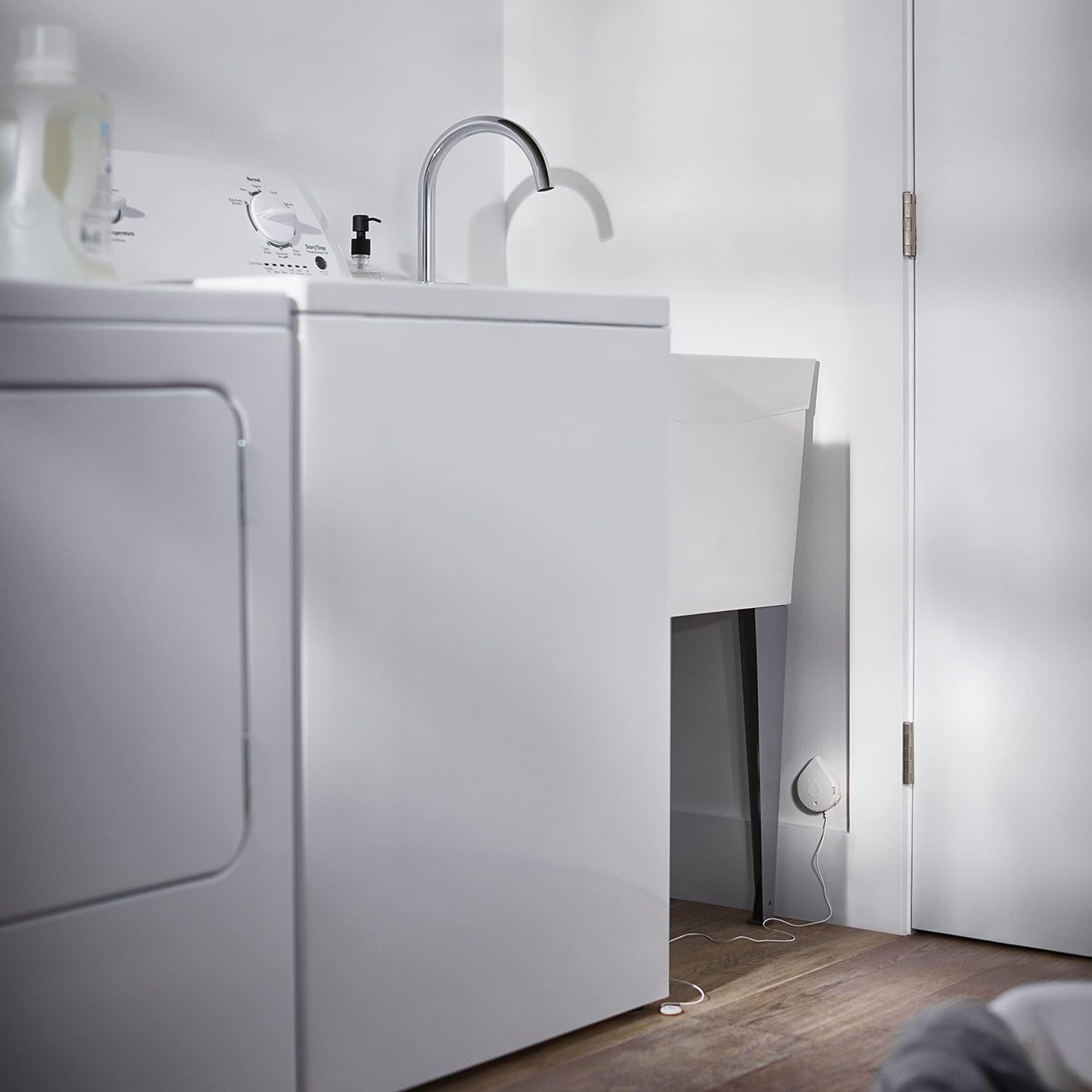 Moen White Flo Smart Water Leak Detector, Water Sensor Alarm for Home, 3-Pack, 920-005 Moen White Flo Smart Water Leak Detector, Water Sensor Alarm for Home, 3-Pack, 920-005